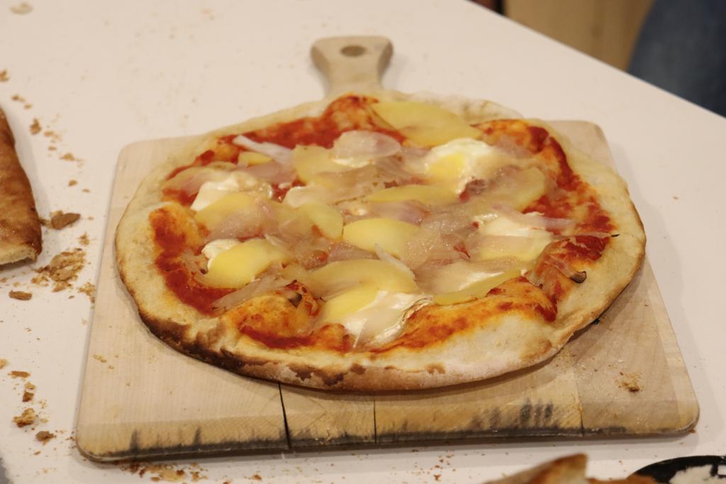 Pizza de ceba confitada amb poma ecològica i formatge